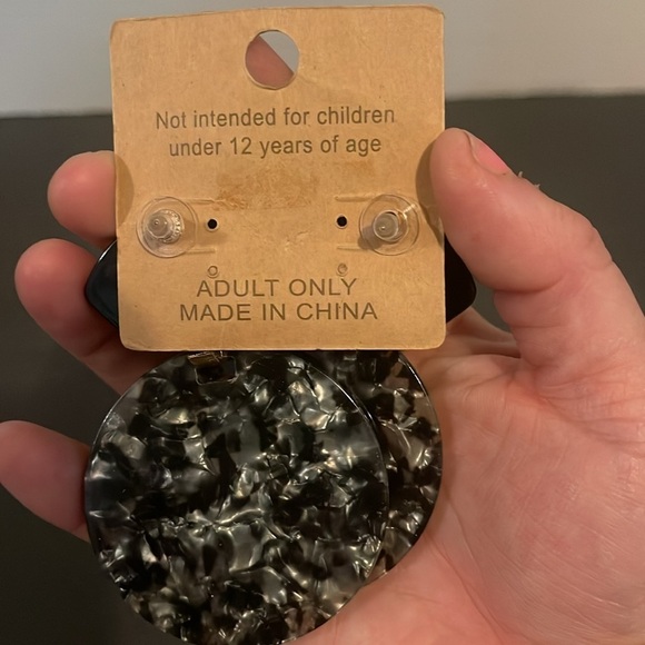 🍀5/$25🍀 Audrey L Earrings new on card - Picture 5 of 6